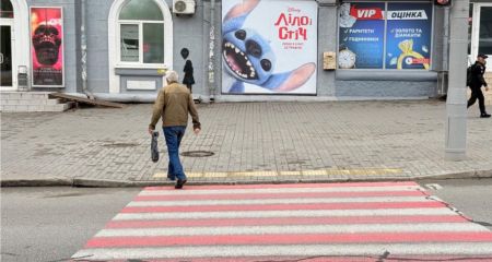 Інклюзивний перехід зʼявився навпроти кінотеатру в Запоріжжі