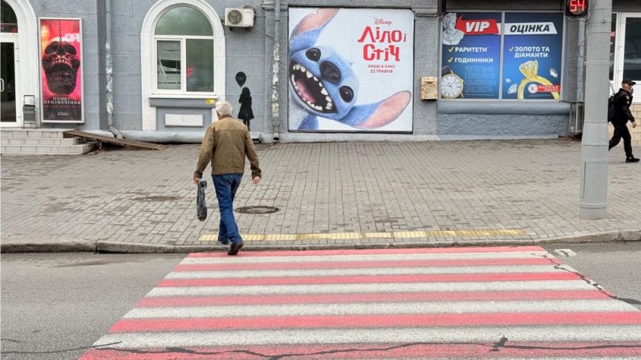 Інклюзивний перехід зʼявився навпроти кінотеатру в Запоріжжі