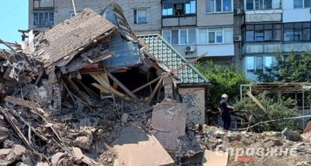 Комунальники "закрили" вікна в постраждалому будинку в Запоріжжі