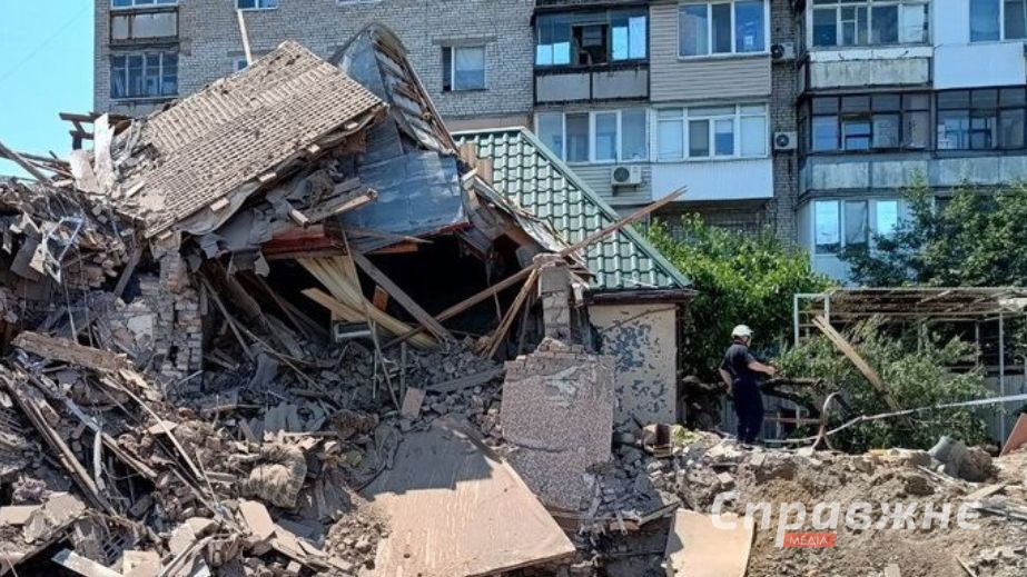 Комунальники "закрили" вікна в постраждалому будинку в Запоріжжі