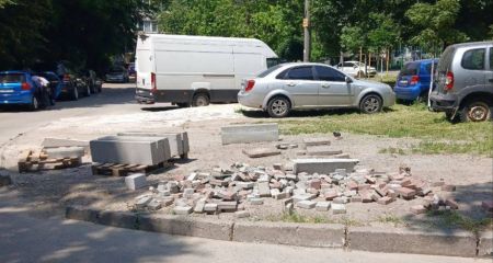 Укладку брусчатки остановили в Запорожье инспекторы по благоустройству