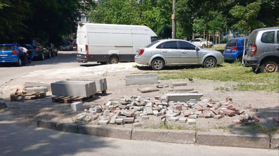 Укладання бруківки зупинили в Запоріжжі інспектори з благоустрою