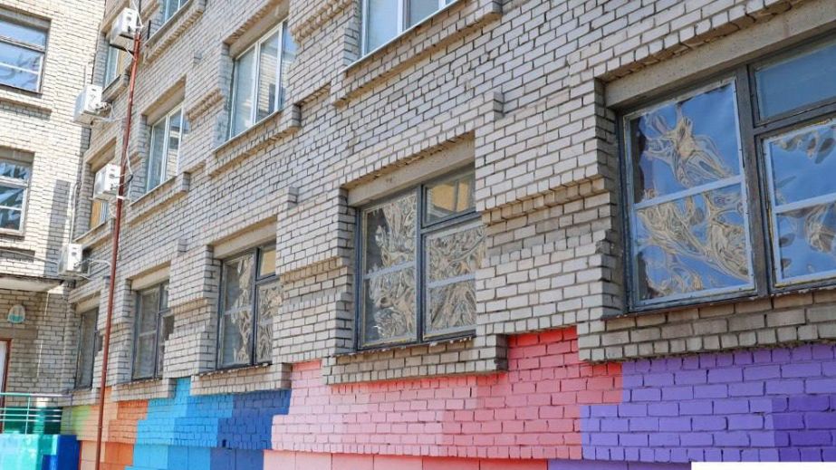 У пошкодженій КАБами гімназії у Запоріжжі встановлюють ударостійкі вікна