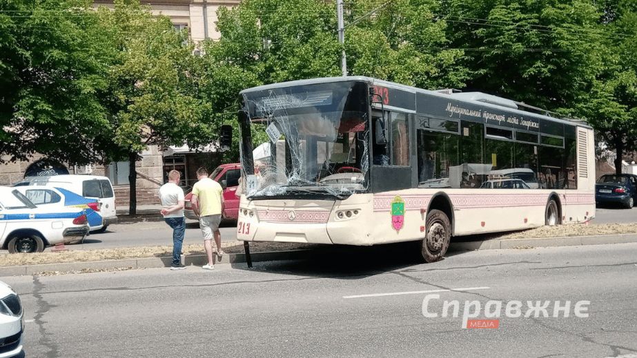 Тролейбус виїхав на зустрічну та перекрив рух проспектом у Запоріжжі