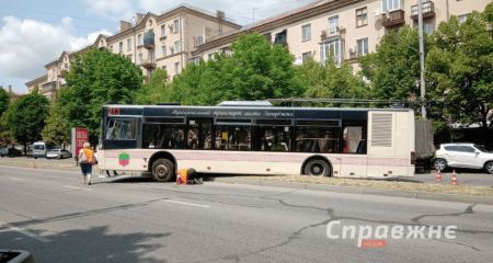 В ДТП з тролейбусом у Запоріжжі є постраждала – подробиці від поліції