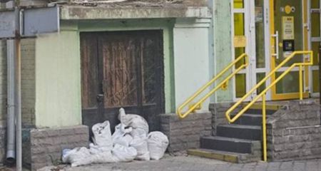 Мешки со строительным мусором оставили под открытым небом в Запорожье
