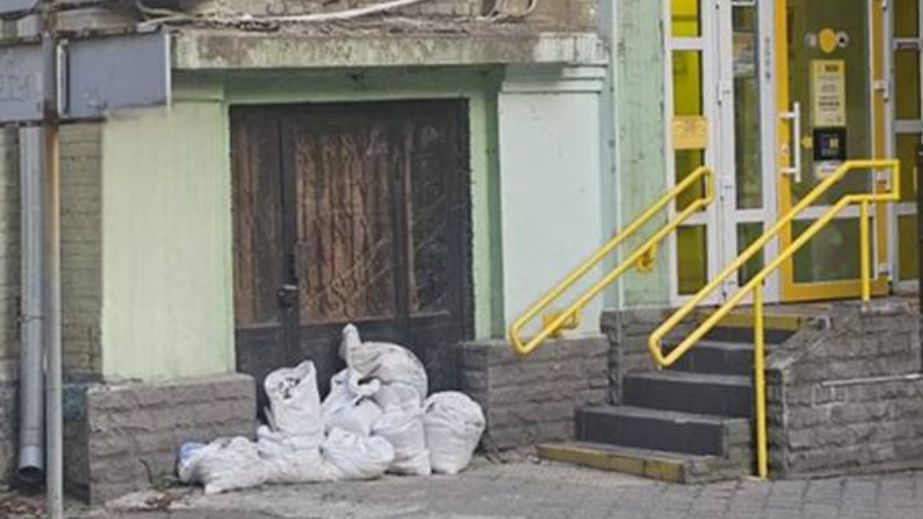 Мешки со строительным мусором оставили под открытым небом в Запорожье