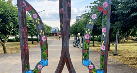 Вандали понівечили Герб України в парку Запоріжжя