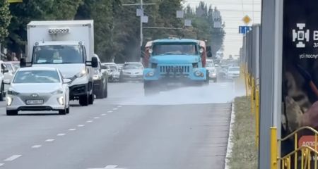 Комунальники поливають асфальт у центрі Запоріжжя