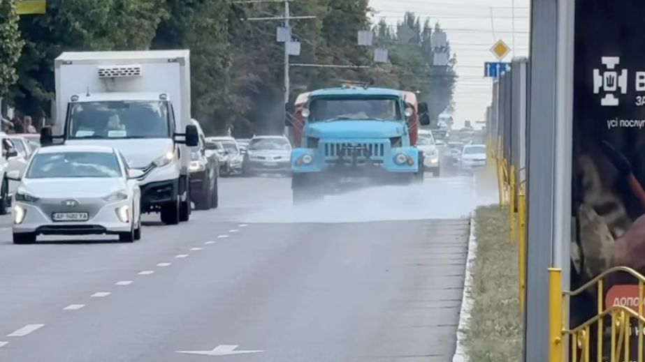 Коммунальщики поливают асфальт в центре Запорожья