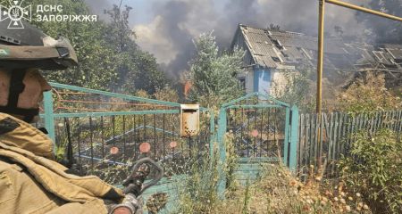 Десятки будинків та пшеничне поле горіли через атаки росіян на Запоріжжі