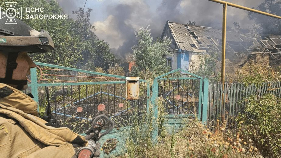 Десятки будинків та пшеничне поле горіли через атаки росіян на Запоріжжі