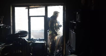 Надзвичайники врятували чоловіка під час нічної пожежі в Запоріжжі