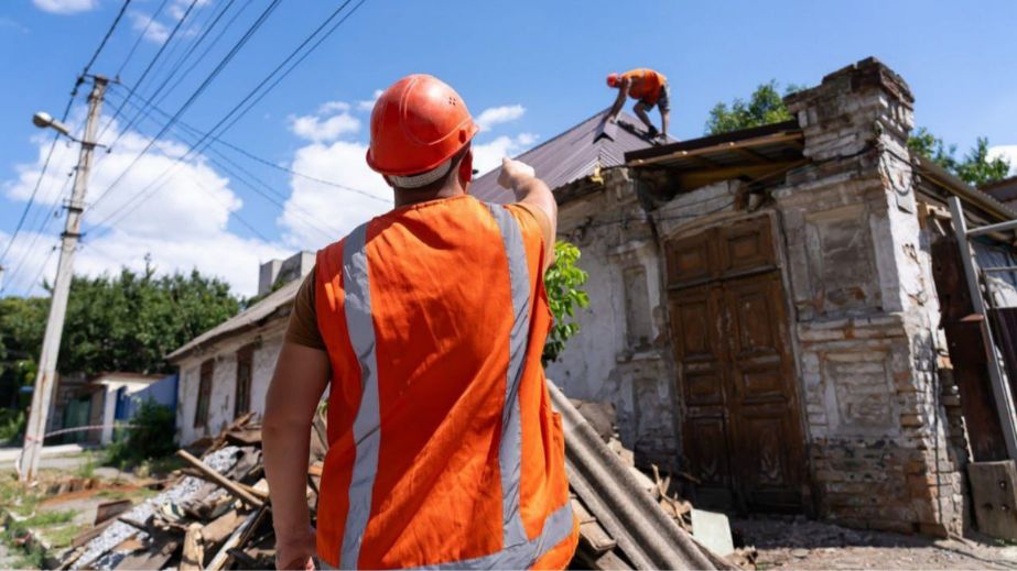 Запорізькі комунальники замінили понад 3 000 м² скла після атаки дронів