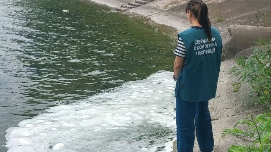 Причину зеленої піни на Дніпрі шукали запорізькі екологи