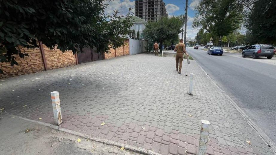 Заважали пішоходам: у Запоріжжі прибрали незаконyі обмежувачі руху