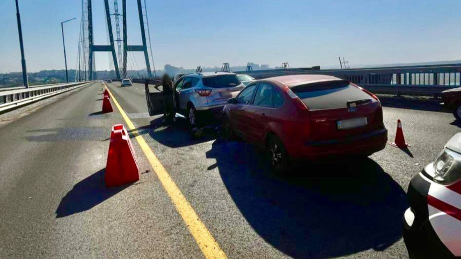 ДТП паралізувала рух на Вантовому мосту в Запоріжжі