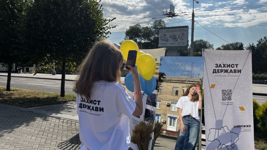 Патріотичний флешмоб "Дзеркало Незалежності” відбувся у Запоріжжі
