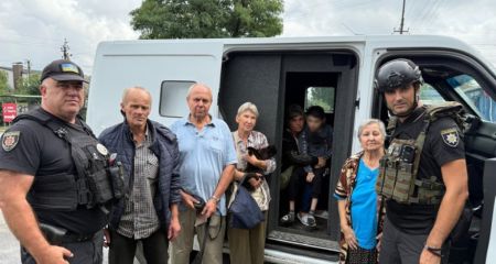 Поліцейські евакуювали родину з маломобільною дитиною на Запоріжжі