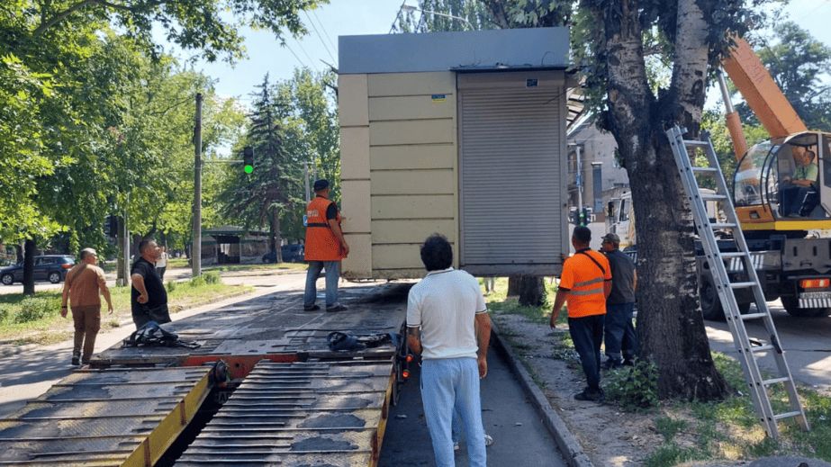 Запорізький підприємець вимагає повернення демонтованого кіоска