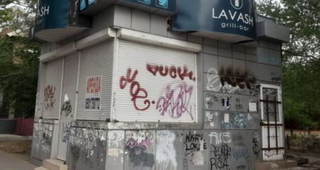 Два дні тривав демонтаж занедбаного кіоску в середмісті Запоріжжя
