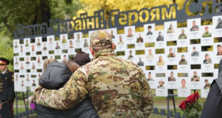 Чествование защитников: на Аллее памяти в Запорожье появились новые стенды