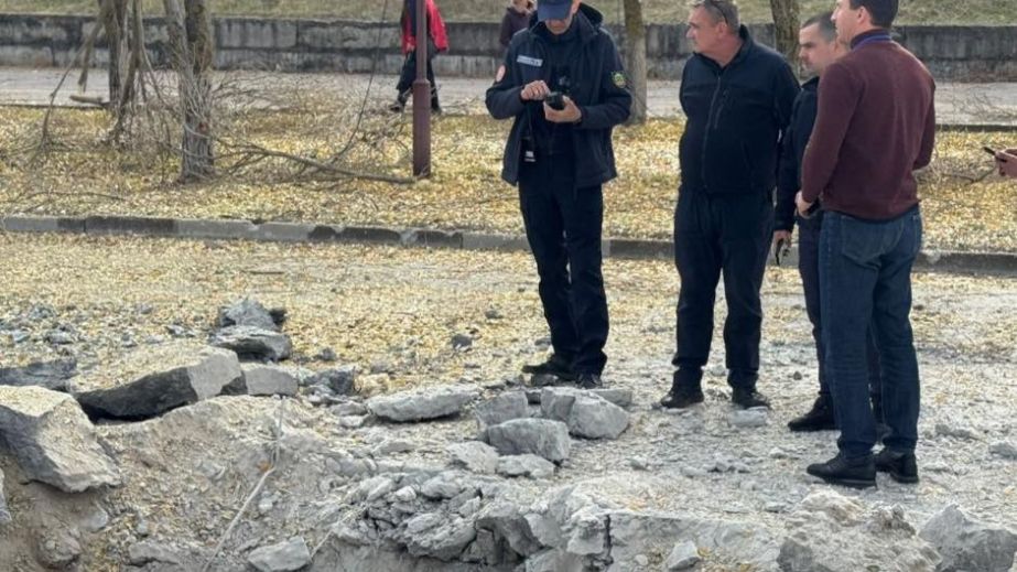 В Запорожье после удара КАБами разрушена часть дороги – кадры