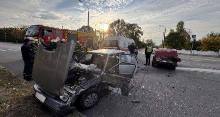 Водителя "ЗАЗ" спасатели извлекли из искорёженного авто после ДТП в Запорожье