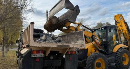 Дорогу "залатали”: комунальники усунули наслідки "прильоту" КАБа в Запоріжжі