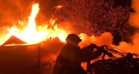 Після обстрілів у передмісті Запоріжжя горіли оселя та господарська споруда