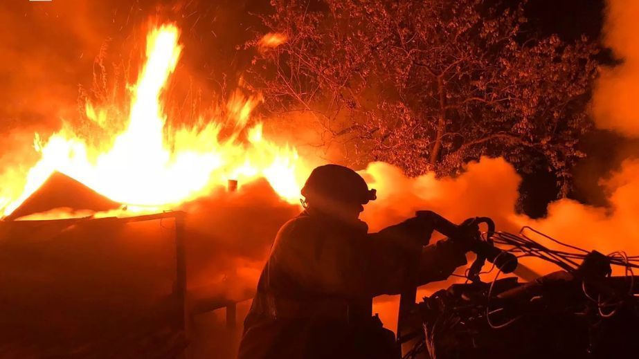 Після обстрілів у передмісті Запоріжжя горіли оселя та господарська споруда