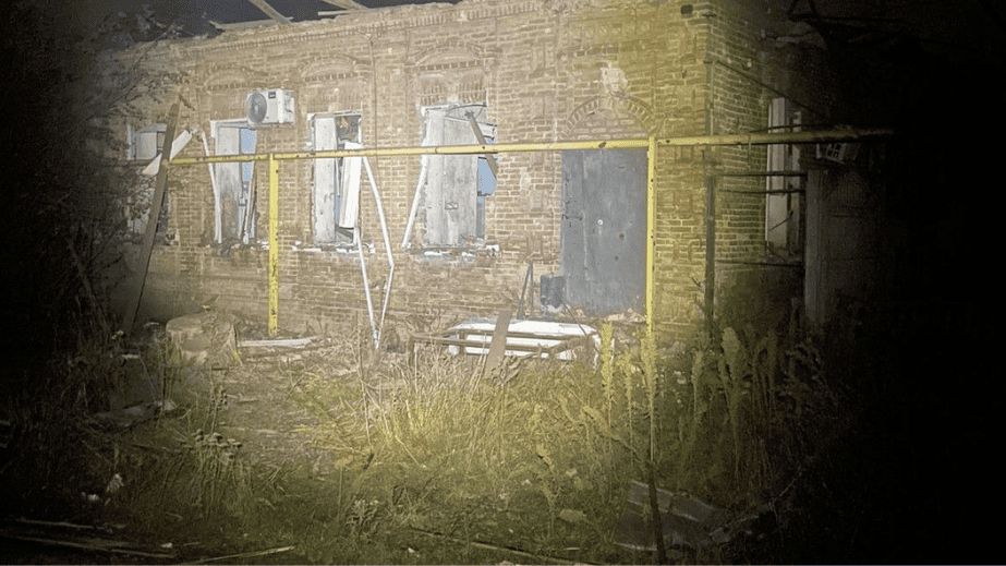 Два дома и склад горели на Запорожье после вражеских обстрелов