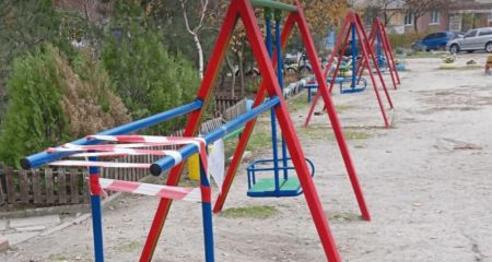 Пошкоджений обстрілом дитячий майданчик у Запоріжжі відремонтували
