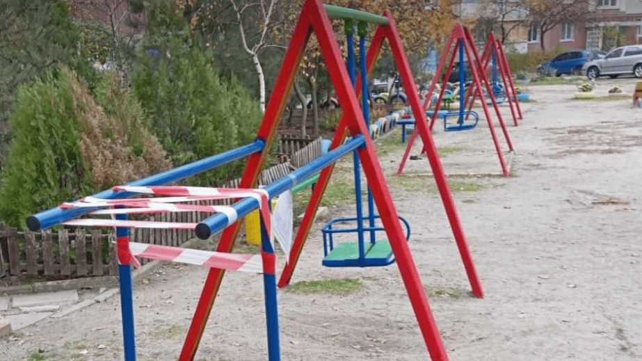 Пошкоджений обстрілом дитячий майданчик у Запоріжжі відремонтували