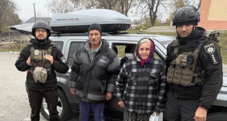 Полицейские эвакуировали трех человек и собаку из Приморского на Запорожье