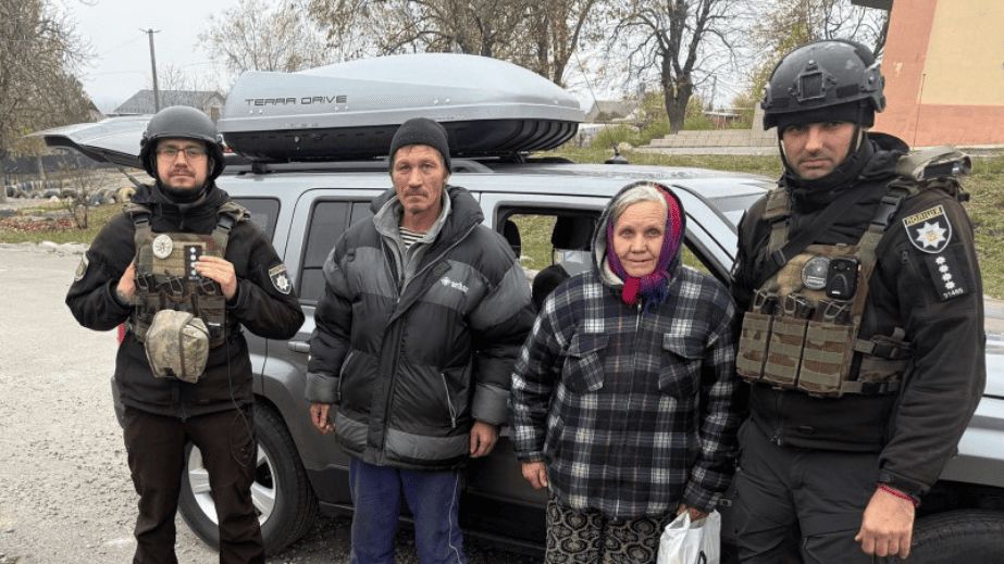 Поліцейські евакуювали трьох людей і собаку з Приморського на Запоріжжі