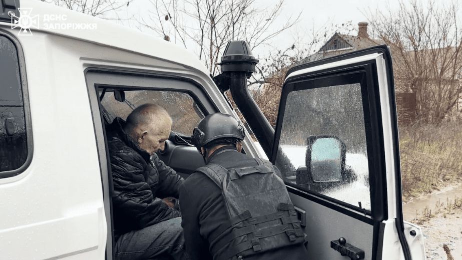 Супругов и их собаку эвакуировали из прифронтового села на Запорожье