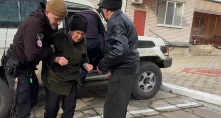 Порятунок під обстрілами: з Гуляйполя на Запоріжжі евакуювали трьох людей