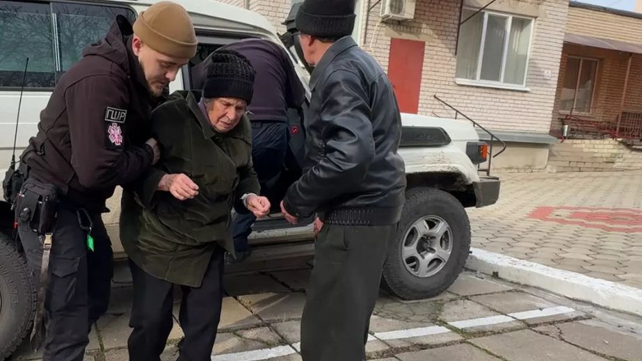 Спасение под обстрелами: из Гуляйполя на Запорожье эвакуировали трех человек