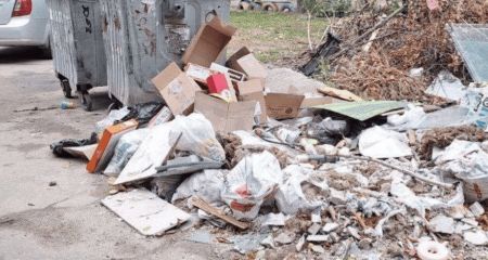 Рештки диванів та кахлю: запоріжці засмітили двори ремонтним непотребом