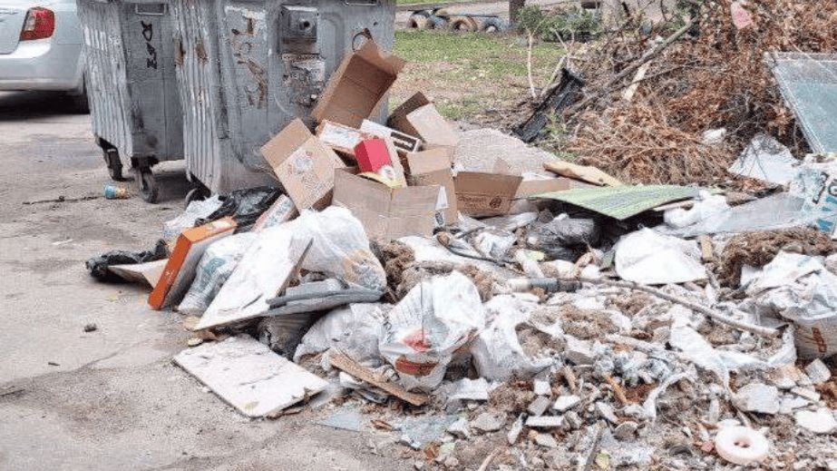 Остатки диванов и кафеля: запорожцы засорили дворы ремонтным хламом