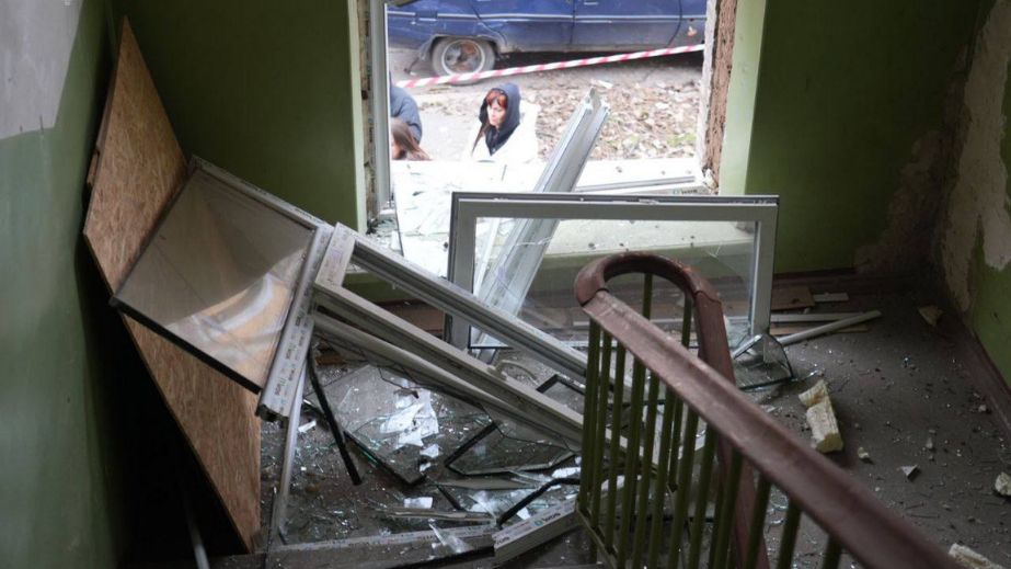 Вражеский удар разбил жилье и автомобили в Запорожье – кадры