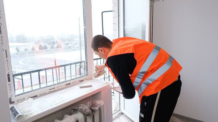 Квартиры для переселенцев ремонтируют в Запорожье – кадры