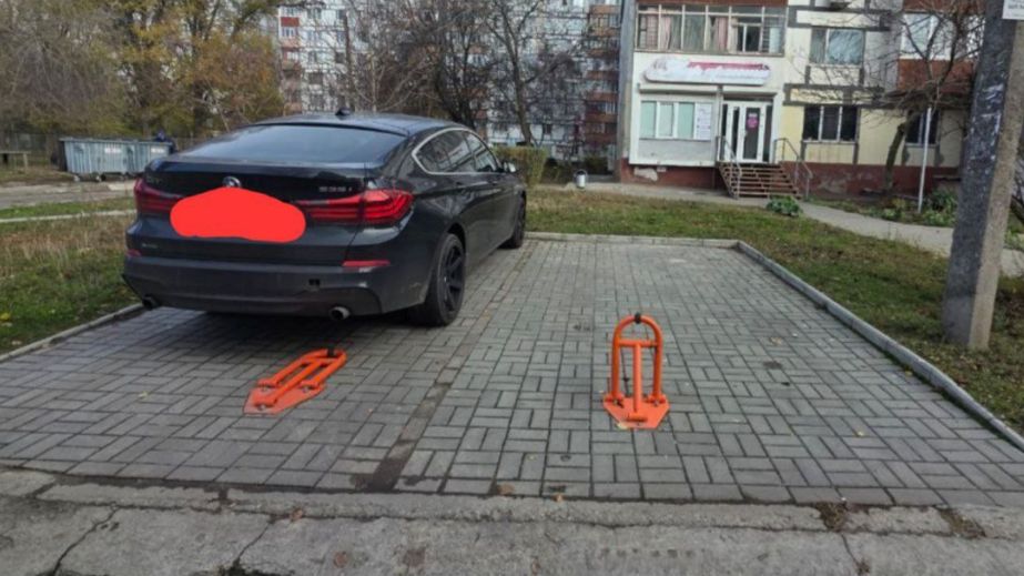 Парковку "розібрали” у дворі багатоповерхівки в Запоріжжі