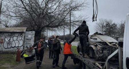 Гараж з автівкою всередині демонтували в Запоріжжі