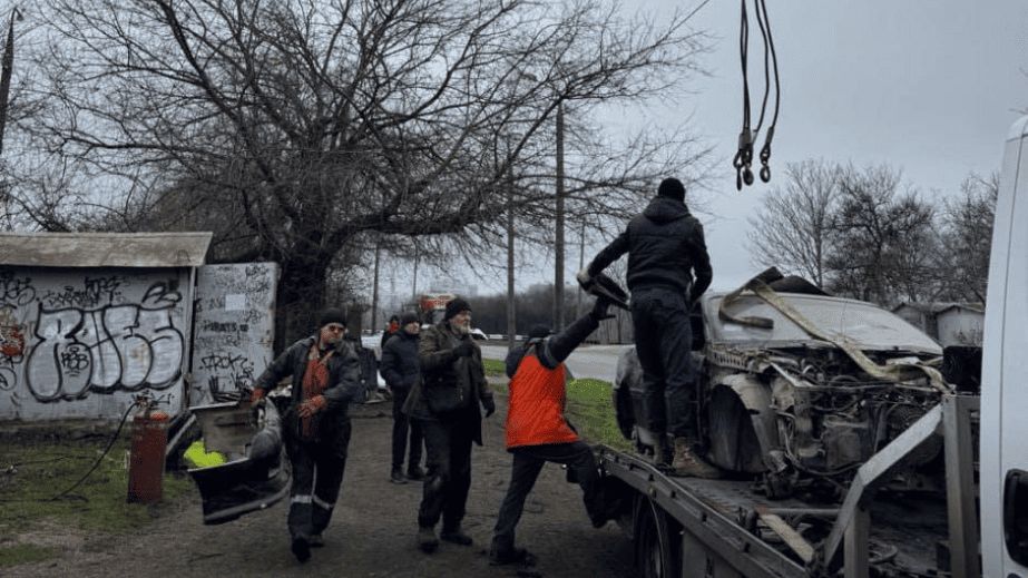 Гараж с автомобилем внутри демонтировали в Запорожье