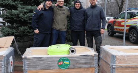 Около тонны пожарных рукавов передали запорожским спасателям