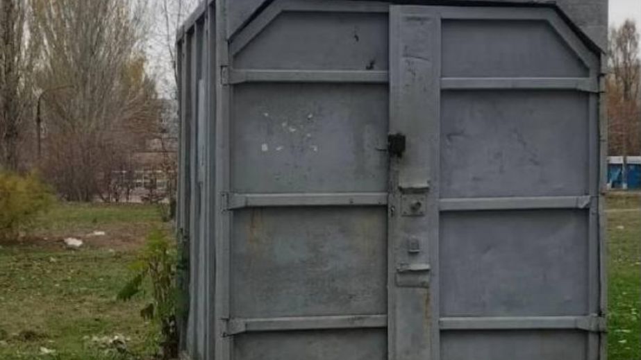 Владелец металлической коробки в Запорожье демонтировал свой самострой