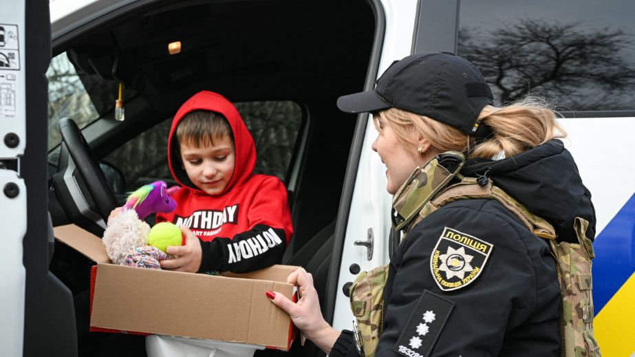 Детям прифронтовой громады Запорожского района передали подарки