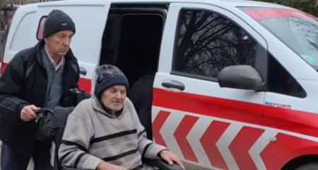 Жил в темноте и под обстрелами: из-под Запорожья эвакуировали мужчину